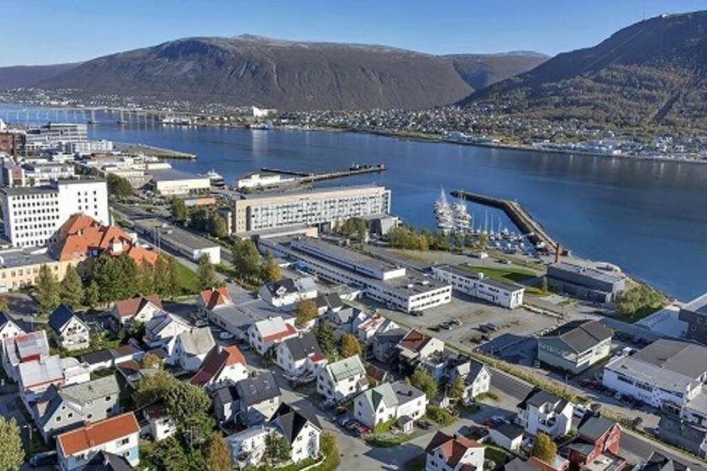 In The Heart Of The Aurora Borealis - Tromso City Екстериор снимка