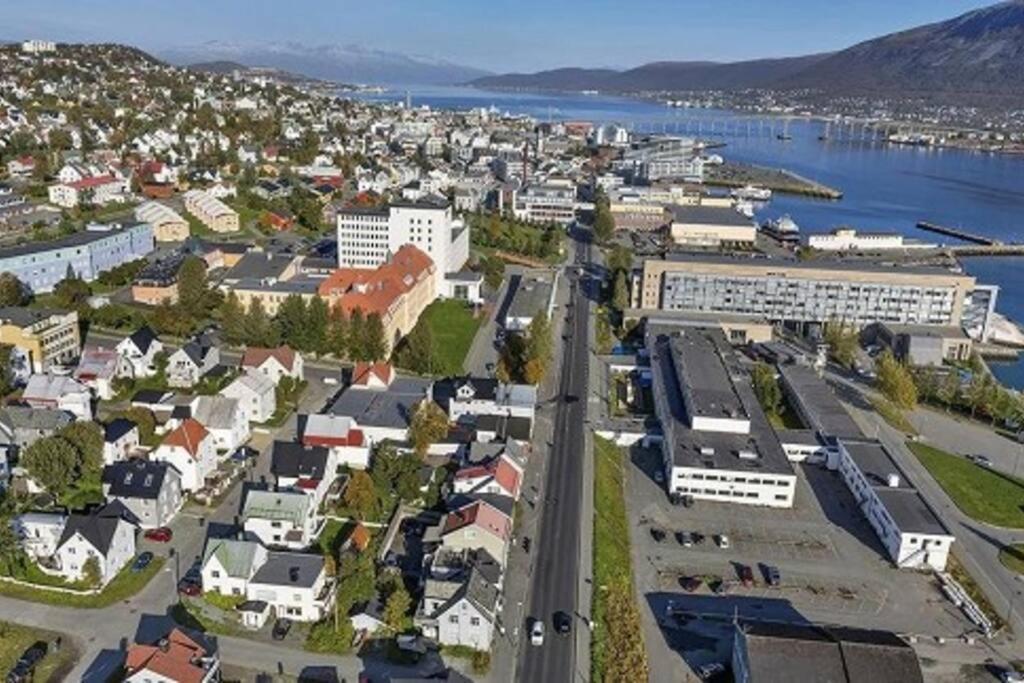 In The Heart Of The Aurora Borealis - Tromso City Екстериор снимка