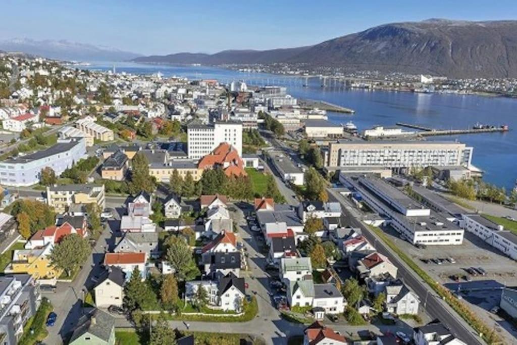 In The Heart Of The Aurora Borealis - Tromso City Екстериор снимка